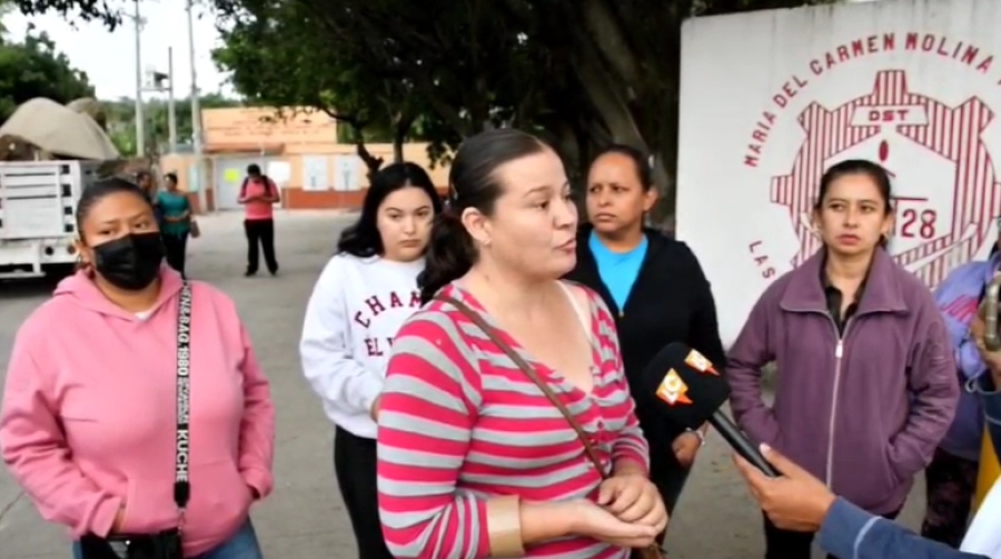 Madres protestan contra autoridades de secundaria en Jiutepec