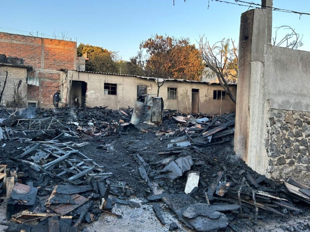 Los cuerpos calcinado estaban entre los escombros.