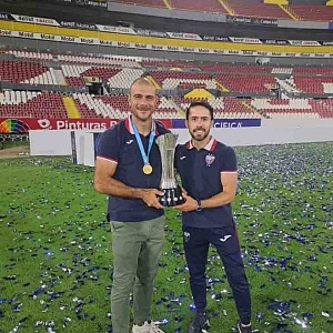 Alfonso Rippa y Arturo Velasco posan orgullosamente el trofeo que los acredita como campeones del Clausura 2024 en la Liga de Expansión; ahora van por el Campeón de Campeones ante Cancún FC.