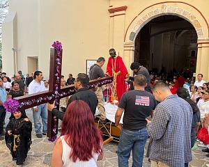 Llevan a cabo procesión del viacrucis en Jiutepec