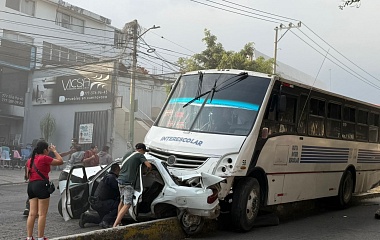 Ruta 'Interescolar' se queda sin frenos sobre avenida Gobernadores; impacta a varios vehículos