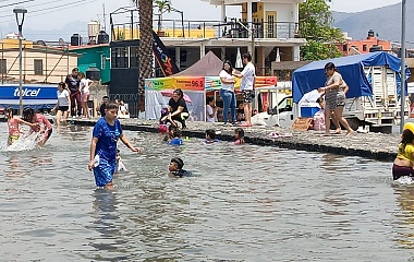 Acudir a refrescarse en la fuente de Civac, tradición de cada año en Jiutepec